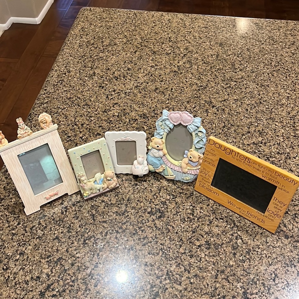 An array of children’s frames for pictures. 2x3, 3x5, 3.5x5.5. Good condition.